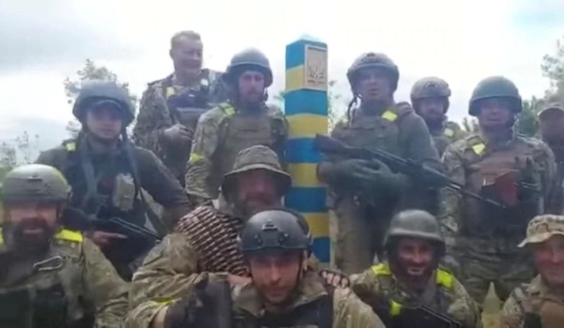 Ukrainian troops stand at the Ukraine-Russia border
